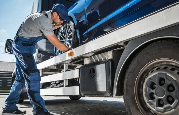 Towing Worker Delivering Brand New Car Dealer Client Caucasian Man — Fotografia de Stock