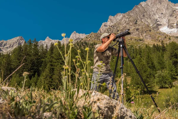 Traveling Nature Photographer Standing Middle Scenic Landscape Taking Photo Alpine — Stock Photo, Image