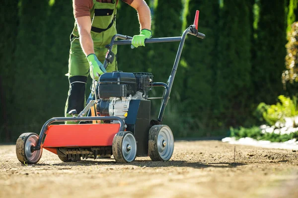Landscaper Pushing Lawn Aerator Preparing Backyard Ground Grass Seeding — Stockfoto