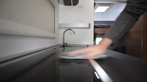 Homens Caucasianos Limpeza Motorhome Camper Van Kitchen Area Com Pano — Vídeo de Stock