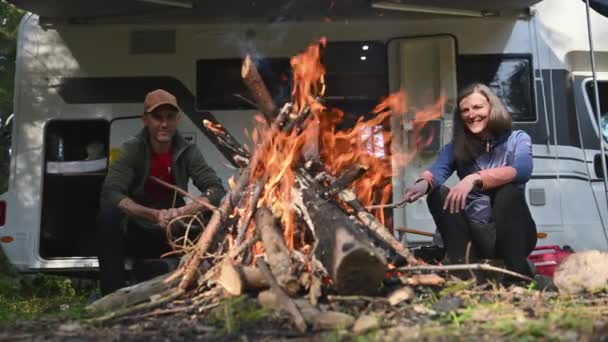 Four Adult Caucasian Friends 40S Hanging Out Next Campfire Wilderness — Stock videók