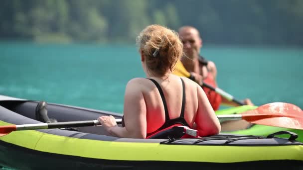 Slow Motion Footage Kaykers Hanging Out Scenic Lake Summer Vacation — Vídeos de Stock