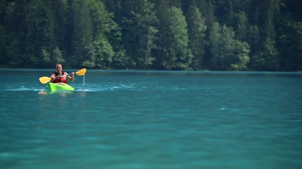 Caucasian Kayaker His 40S Paddling Scenic Weissensee Lake Carinthia Austria — 图库视频影像