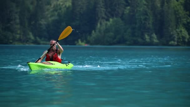 Caucasian Kayaker His 40S Paddling Scenic Weissensee Lake Slow Motion — Vídeos de Stock