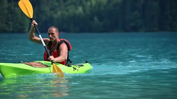 2022 Caucasian Kayaker Paddling Green Dagger Kayak Slow Motion — Vídeos de Stock