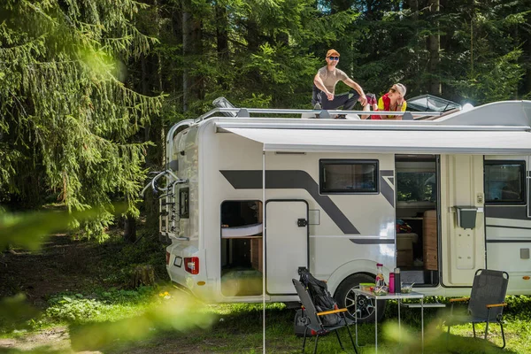 Family Two Husband Wife Resting Roof White Camper Van Parked — Foto Stock
