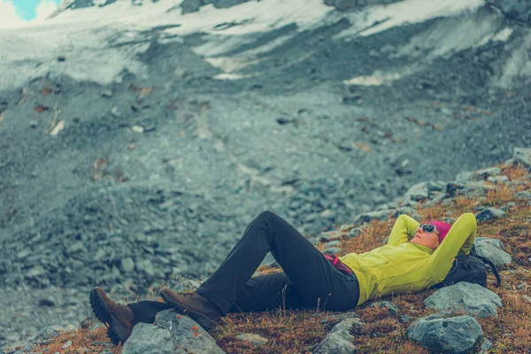 Caucasian Female Tourist Taking Moment Rest Mountain Trail Lying Ground — Foto Stock