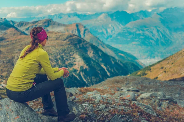 Caucasian Female Hiker Sitting Alone Stone Mountain Trail Relaxing Enjoying — Foto Stock