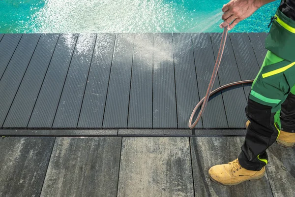 Men Pressure Washing Outdoor Swimming Pool Composite Deck Pool Surrounding — Zdjęcie stockowe