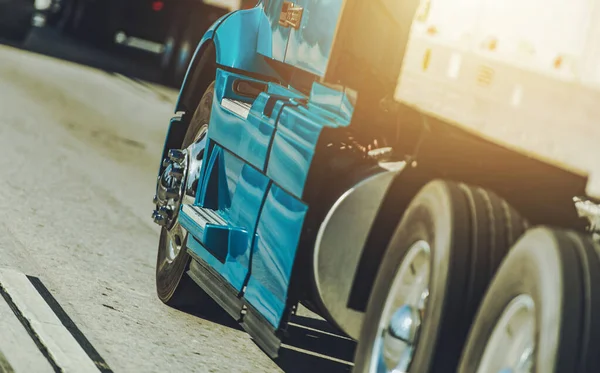 American Road Transportation Industry Blue Semi Truck Interstate Highway Close — Fotografia de Stock