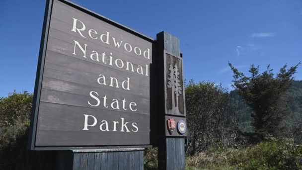 Redwood National State Parks Wooden Entrance Sign Northern California Usa — Stockvideo