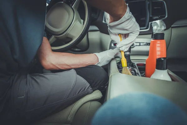 Otomatik Detaylı Hizmet Şçisi Sürücü Kuru Araç Çerisinde Dikkatlice Aracın — Stok fotoğraf