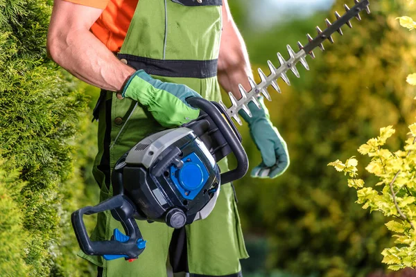Closeup Hedge Cutter Garden Power Tool Being Held Caucasian Landscaper — Stockfoto