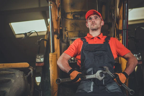 Caucasian Engineer Sitting Front Heavy Duty Vehicle Wrenches His Hands — Stok fotoğraf