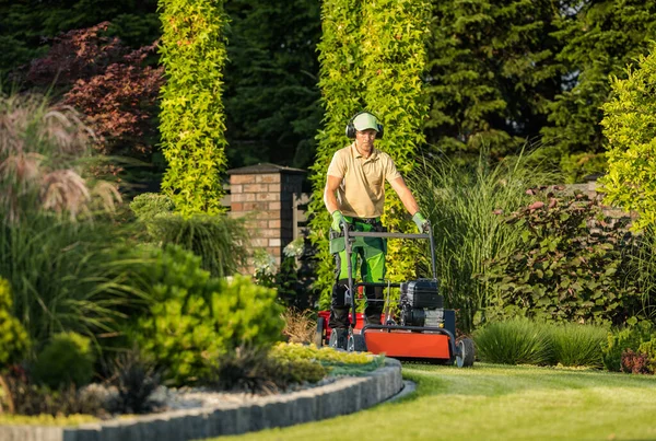 Large Beautiful Landscape Garden Backyard Residential House Professional Landscaper Protective — стоковое фото