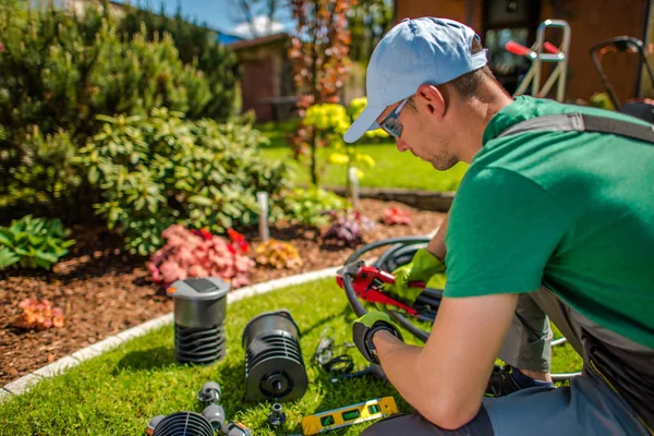 Professionele Middeleeuwen Kaukasische Tuinman Werken Aan Irrigatie Systeem Installatie Zijn — Stockfoto