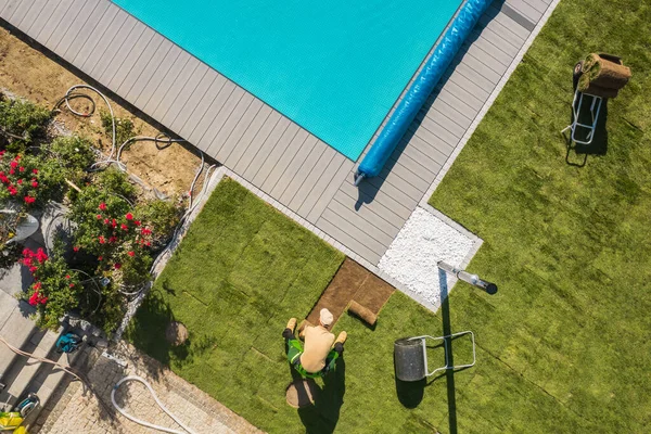 Aerial View Caucasian Professional Landscaper Finishing Residential Swimming Poolside Landscape — Foto Stock
