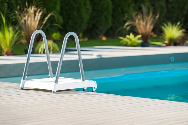 Residential Outdoor Swimming Pool Ladder Close Backyard Recreation Theme — Φωτογραφία Αρχείου