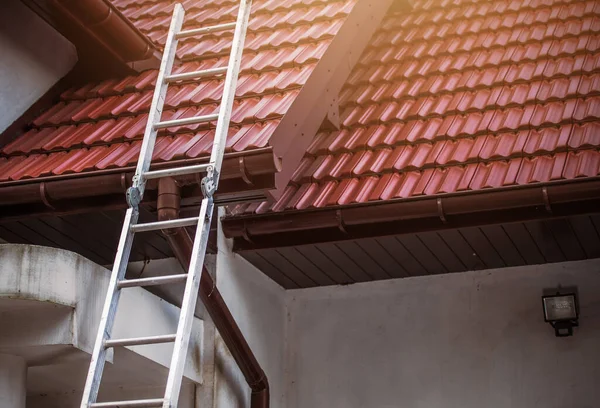 Konstruksi Tangga Tambahan Bersandar Melawan Tepi Roof Dilingkupi Oleh Red — Stok Foto