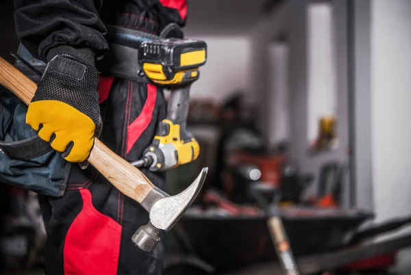 Close Van Bouwvakker Met Een Hamer Zijn Rechterhand Elektrische Schroevendraaier — Stockfoto