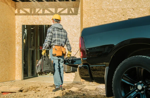 Εργάτης Οικοδομών Που Μεταφέρουν Εργαλεία Από Φορτηγό Pickup Στο Εργοτάξιο — Φωτογραφία Αρχείου