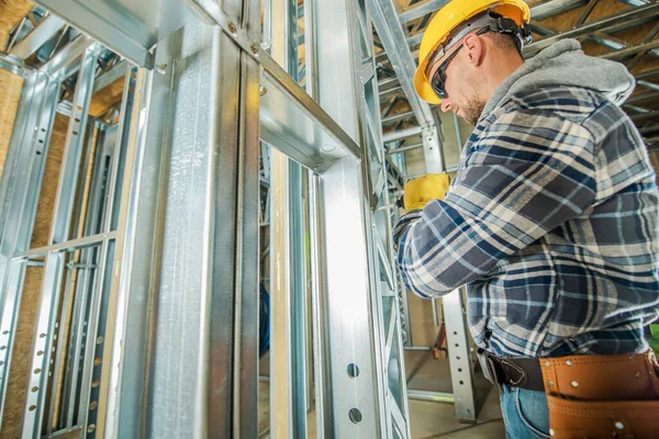 Nahaufnahme Eines Bauunternehmers Der Den Stahlskelettrahmen Des Bau Befindlichen Gebäudes — Stockfoto