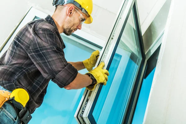 Kaukasisk Medelålders Professionell Entreprenör Kontroll Lås Och Handtag Montering Windows — Stockfoto