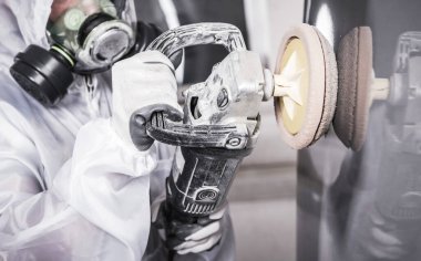 Beyaz Koruyucu Kapaklı Araba Detaylı Stüdyo İşçisi ve Elektrik Polisher Aracı ile Tam Yüzlü Maske Cilalama Aracı Cilalama Aracı. Otomotiv Teması.