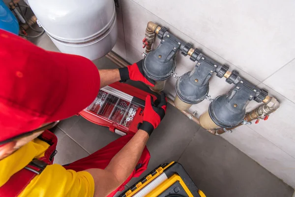 Professionele Loodgieter Uitvoeren Van Waterfilters Regelmatige Controle Tijdens Geplande Bezoek — Stockfoto