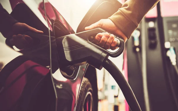 Conductor Cargando Vehículo Eléctrico Moderna Estación Carga Alto Voltaje Coche — Foto de Stock