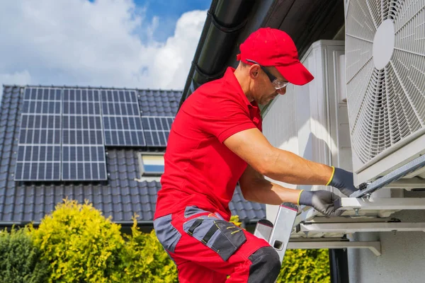 Hvac Werknemer Die Warmtepomponderhoud Uitvoert Apparaat Het Overbrengen Van Thermische — Stockfoto