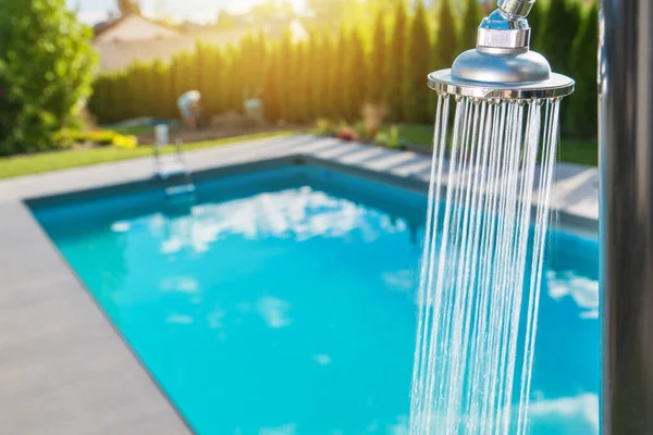 Laufen Freibad Dusche Erholung Hinterhof — Stockfoto