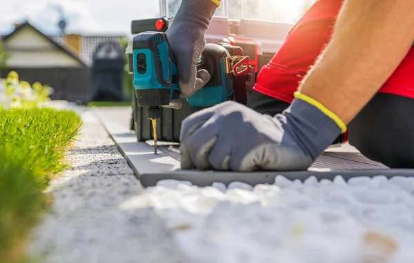 Ogród Ogród Turf Instalacja Trawy Montaż Elementów Kompozytowych Przy Użyciu — Zdjęcie stockowe