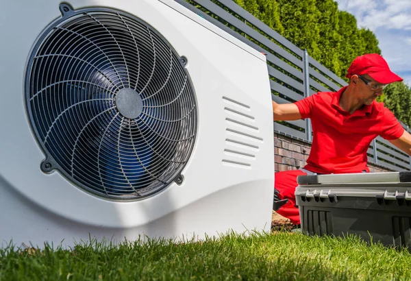 Professionele Hvac Werknemer Zijn Jaren Het Installeren Van Zwembad Warmtepomp — Stockfoto