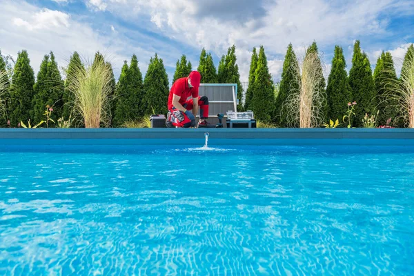 Professionista Caucasico Piscine Tecnico Nel Suo Esecuzione Manutenzione Stagionale Piscina — Foto Stock