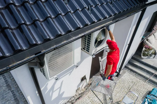 Wohnklimatisierung Außenanlagen Wartung Von Kaukasischen Professionellen Hlk Techniker Seinen 40Er — Stockfoto