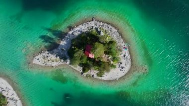 Eibsee Gölü 'ndeki Schnbichl Adası' nın havadan görünüşü. Grainau, Werdenfelser Toprakları, Yukarı Bavyera, Almanya