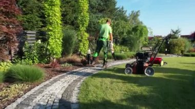 Kafkas Bahçıvanı Bahçe Yollarından Çamur ve Yapraklar Esiyor