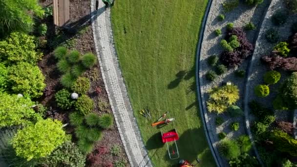 Aerial View Gardener Blæser Snavs Blade Fra Garden Cobble Paths – Stock-video