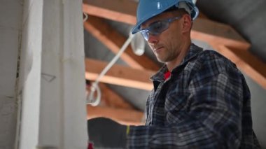 Kafkas Elektrik Müteahhiti İşçi Duvar Anahtarı Noktası Kuruyor