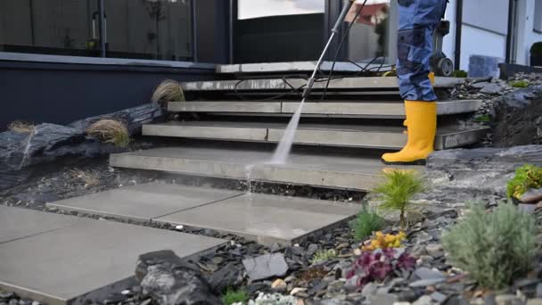 Homens Caucasianos Seus Anos Lavando Seu Jardim Quintal Caminhos Concreto — Vídeo de Stock