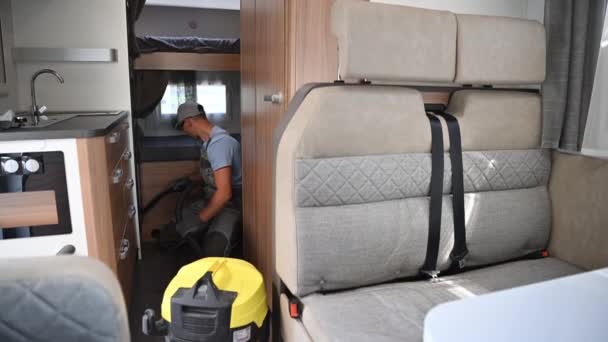 Trabajador Caucásico Limpieza Moderno Vehículo Recreativo Autocaravana Interior Usando Vacío — Vídeo de stock