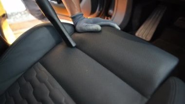 Kafkasyalı adamlar modern araba koltuklarını ve iç dekorasyonunu boşaltıyorlar. Araç Bakımı.