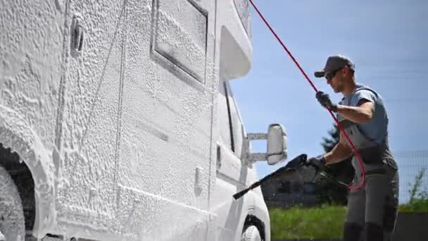 Caucásico Hombres Presión Lavando Clase Vehículo Recreativo Camper Van Preparación — Vídeo de stock