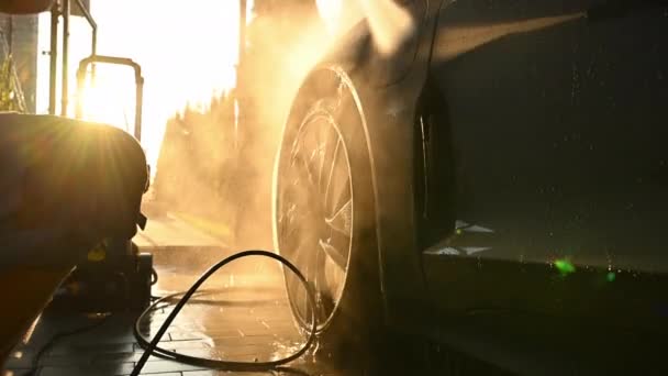 Homens Lavando Seu Carro Luxo Moderno Usando Potente Arruela Pressão — Vídeo de Stock