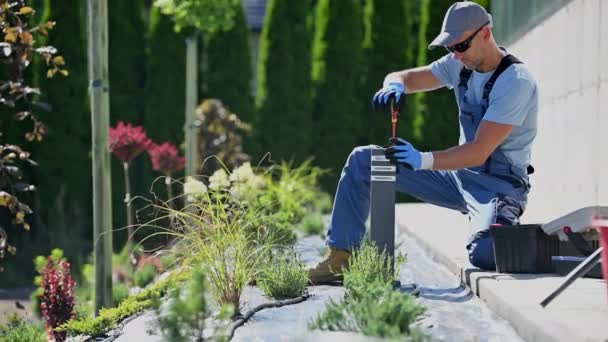 Garden Illumination Theme Caucasian Professional Landscaper Installing Backyard Garden Small — Stockvideo