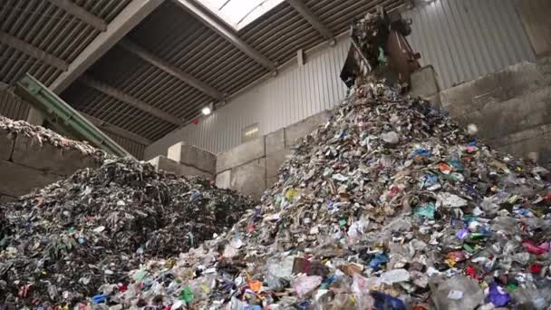 堆在垃圾场分类设施内的大堆废物 — 图库视频影像