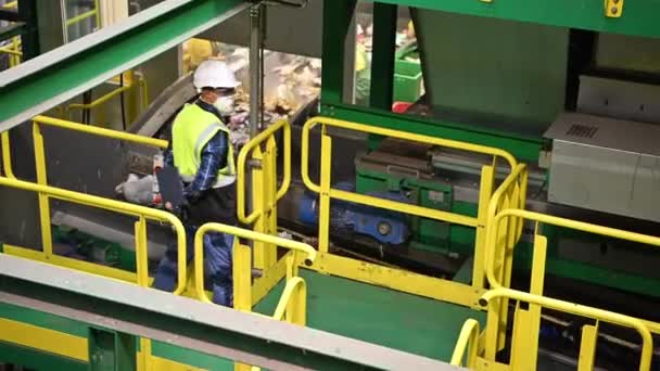 쓰레기 Facility Management Control 쓰레기 컨베이어 오퍼레이터러 체크를 진행하다 — 비디오