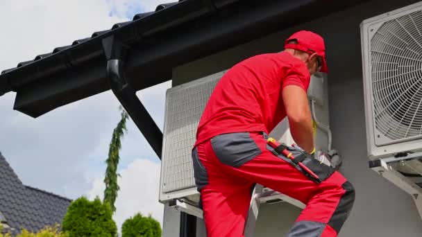 Kaukasische Hvac Verwarming Koeling Technicus Zijn Jaren Uitvoeren Van Geplande — Stockvideo