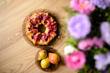 Masada çiçekler olan pasta..